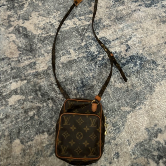 Louis vuttion crossbody - Picture 2 of 4